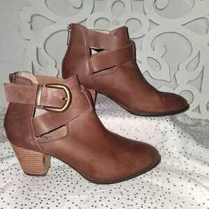 Elegant Brown Vionic Leather Ankle Boots